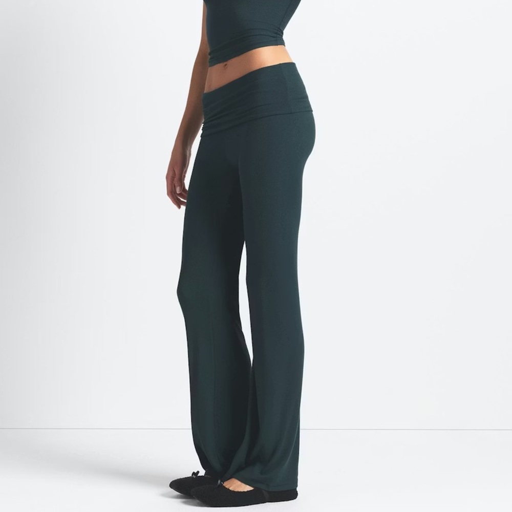 SKIMS Soft Lounge Foldover Pant in Cypress - Picture 2 of 4